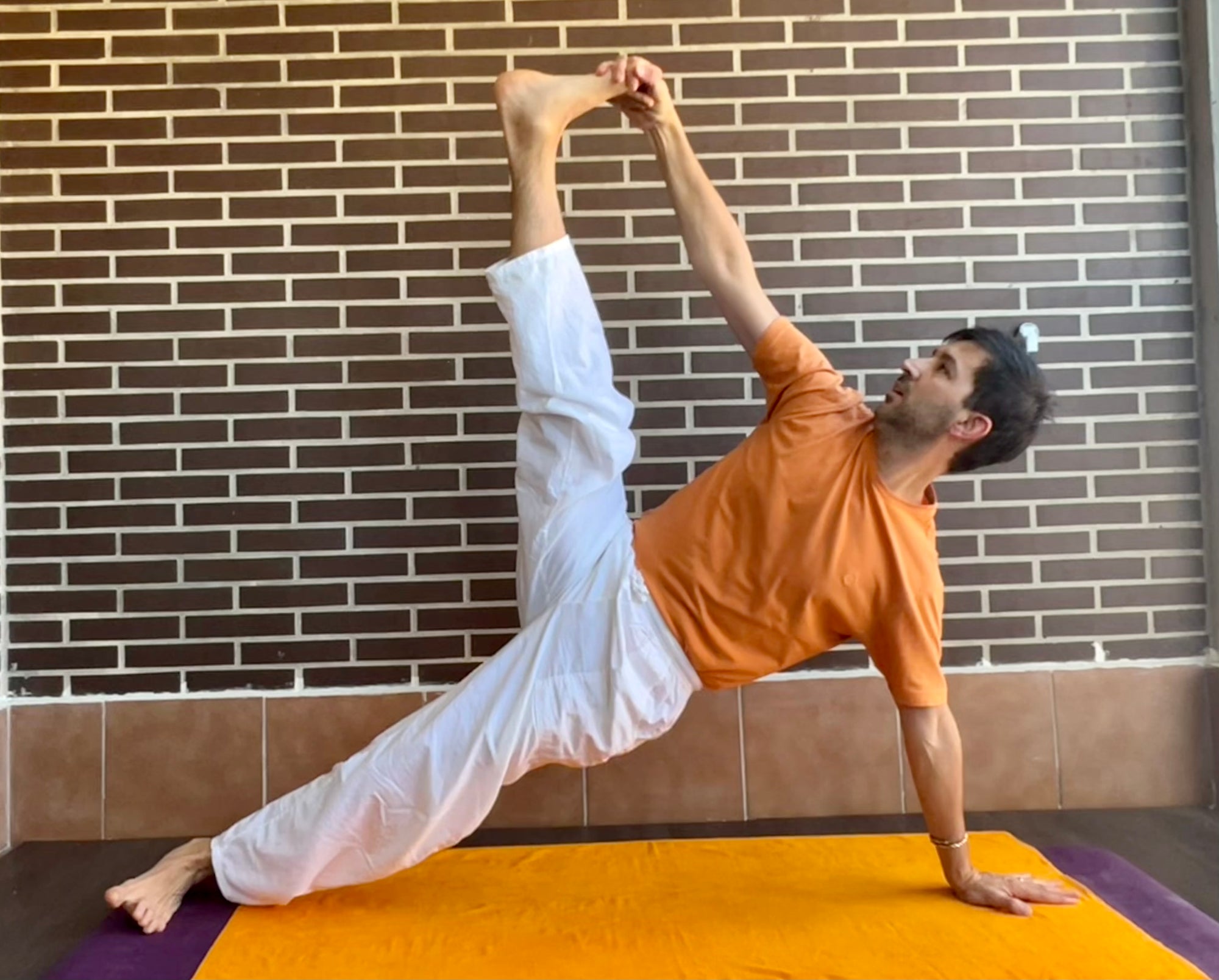 Proponemos vasisthasana para tonificar la columna y detener los pensamientos